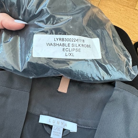 Lunya Washable Silk Robe L/XL Black Eclipse Self Tie Belt Pockets Hypoallergenic - Picture 5 of 11